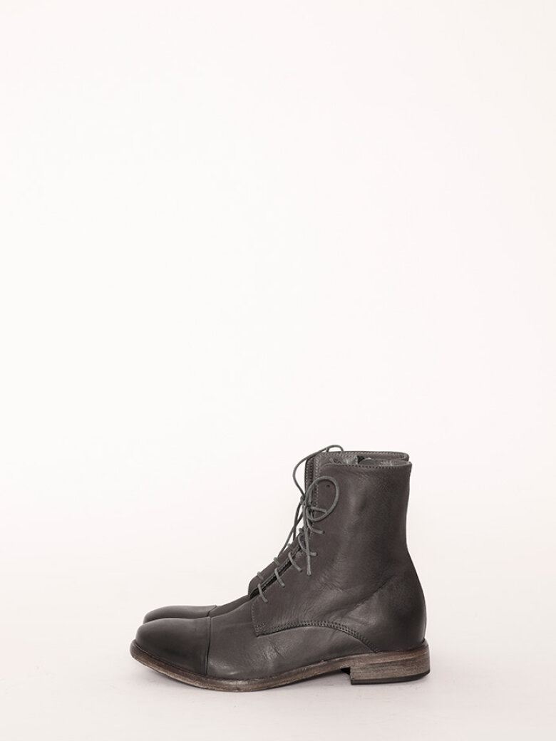 Boot with laces, zipper and a leather sole