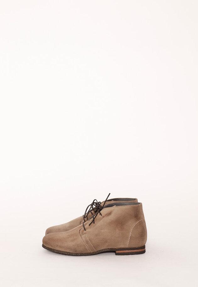 Desert boot with a raw rubber sole