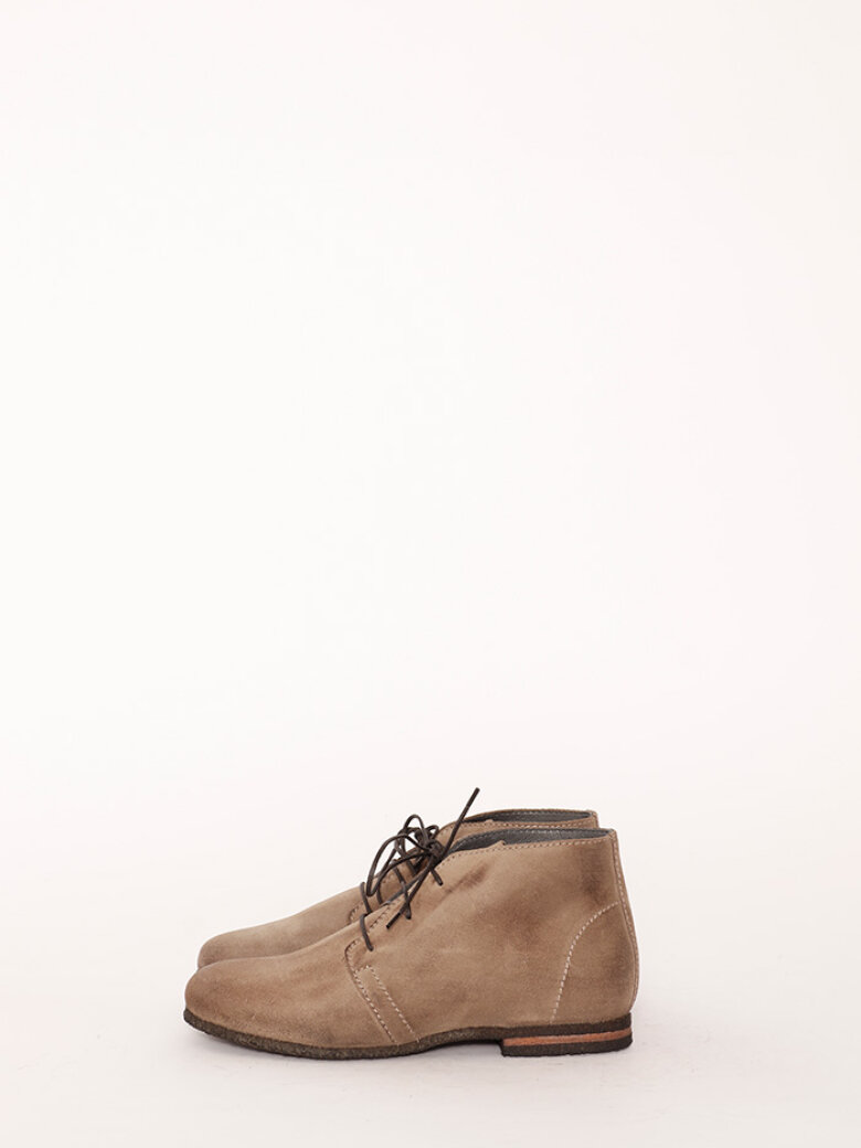 Desert boot with a raw rubber sole