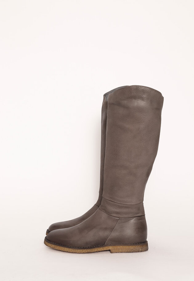 Classic long boot with a raw rubber sole