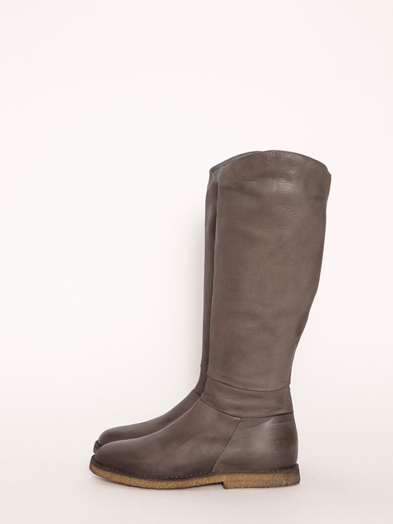 Classic long boot with a raw rubber sole