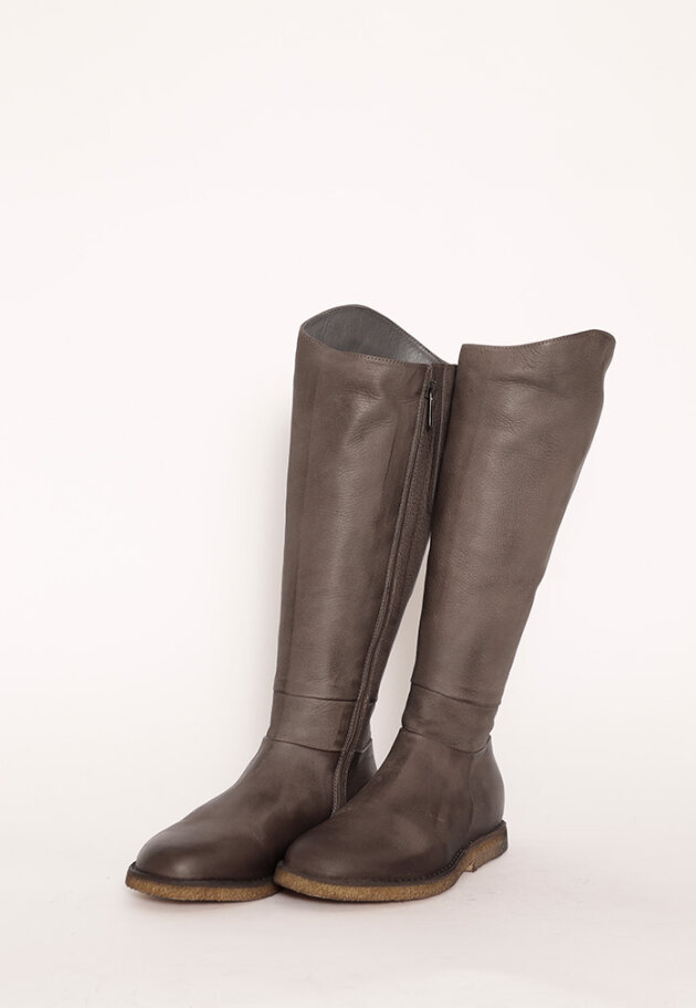 Classic long boot with a raw rubber sole