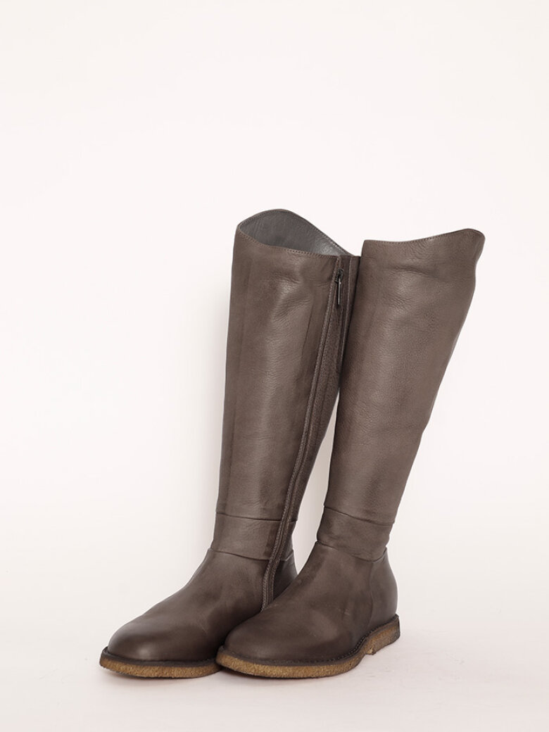 Classic long boot with a raw rubber sole