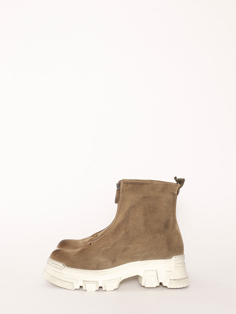 Lofina - Bootie with a white chunky sole and zipper