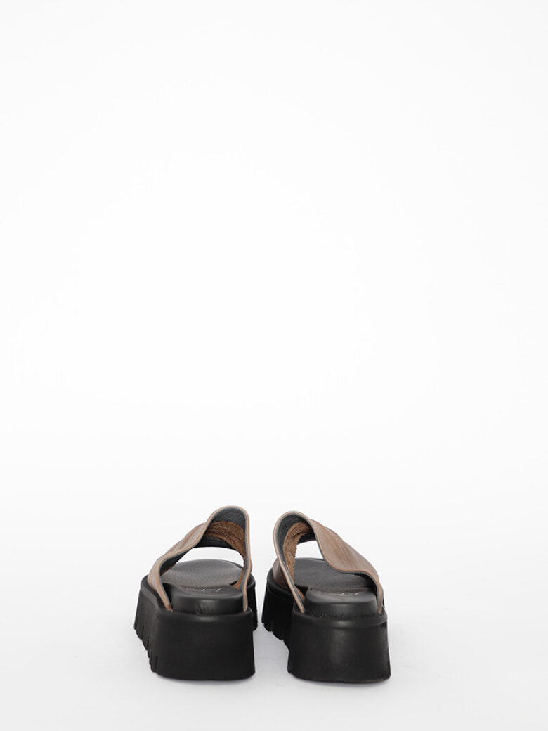 Lofina - Sandal med wrinckled leather