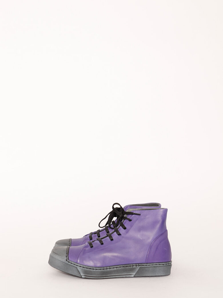 Shoe with a rubber sole and laces