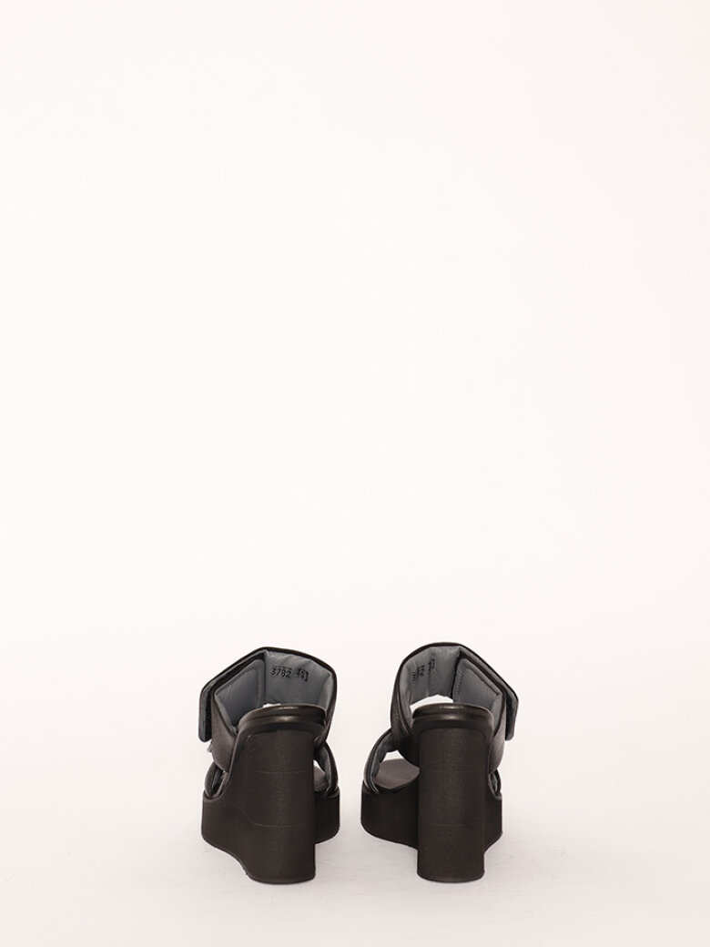 Sort Aarhus - Sort Aarhus sandal with velcro and a feminin heel