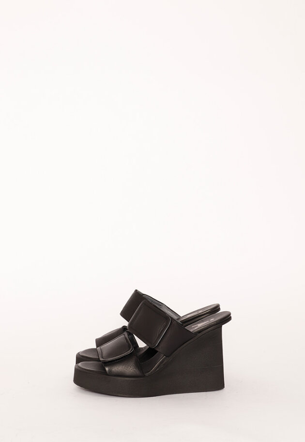 Sort Aarhus - Sort Aarhus sandal with velcro and a feminin heel