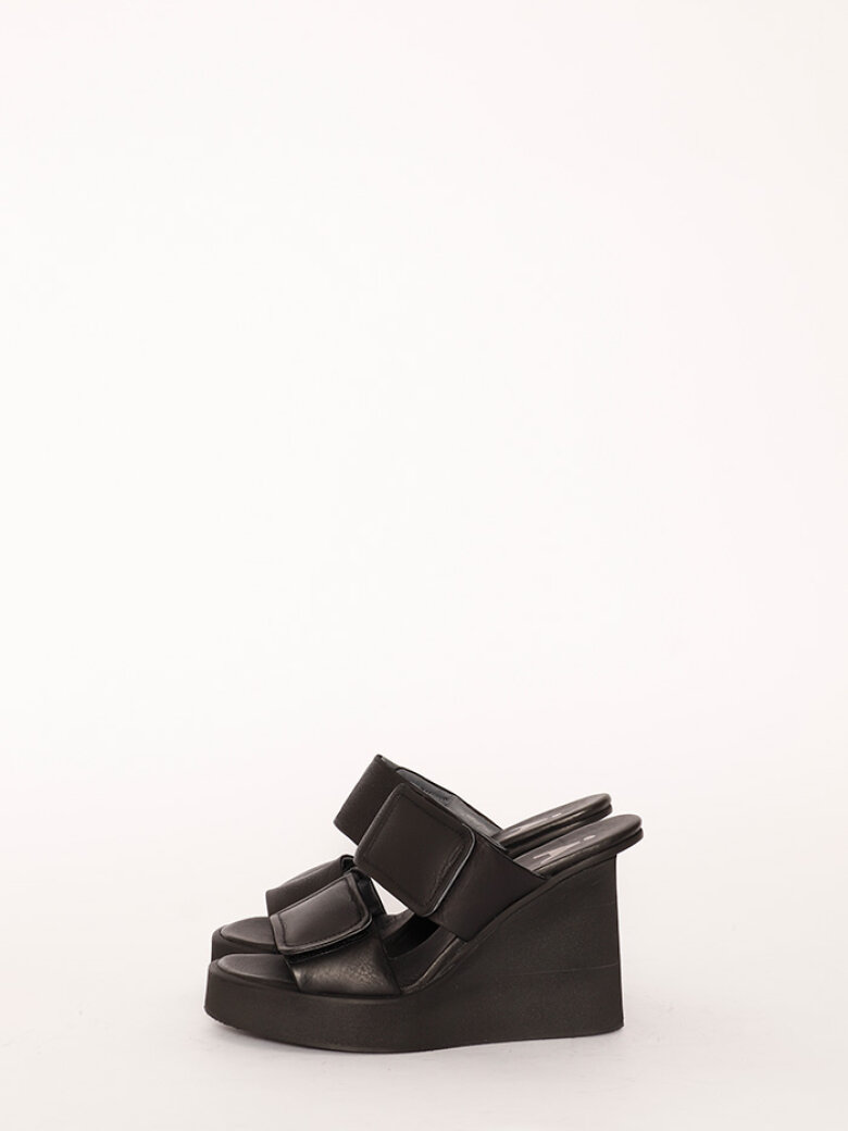 Sort Aarhus - Sort Aarhus sandal with velcro and a feminin heel