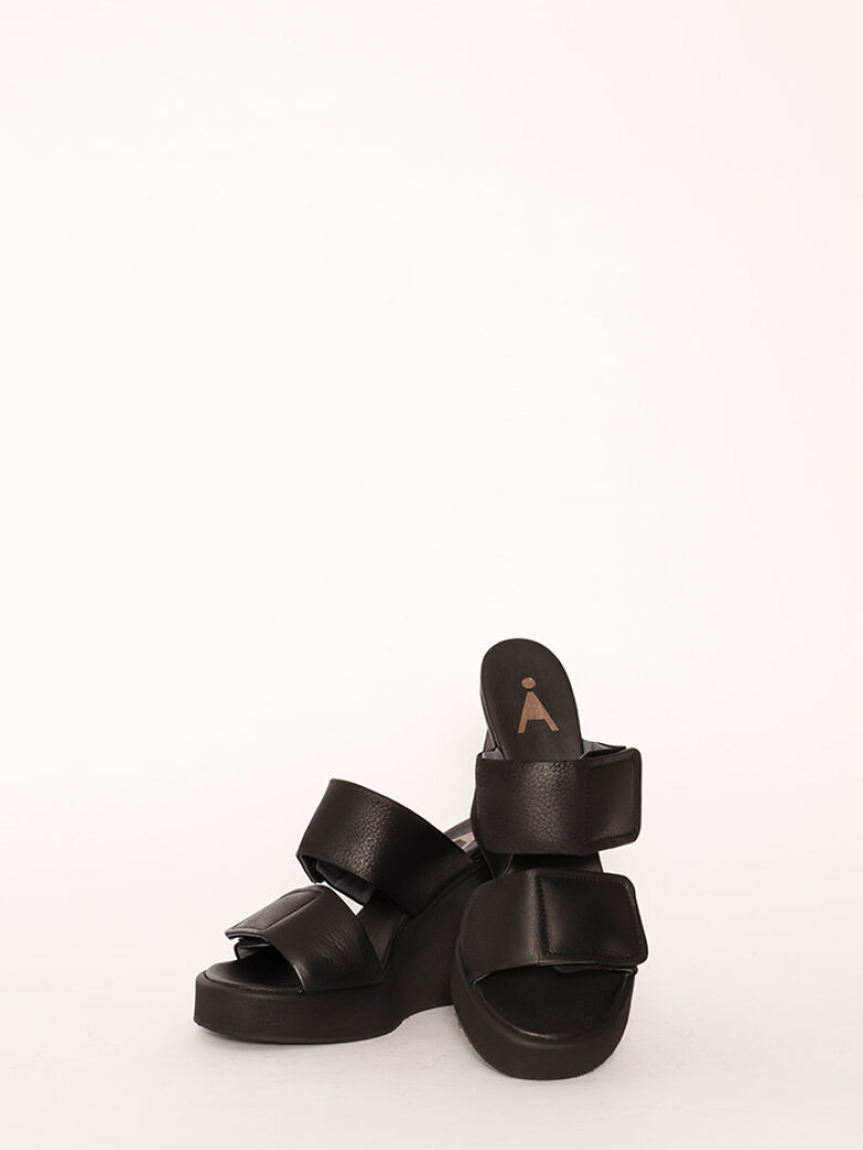 Sort Aarhus - Sort Aarhus sandal with velcro and a feminin heel