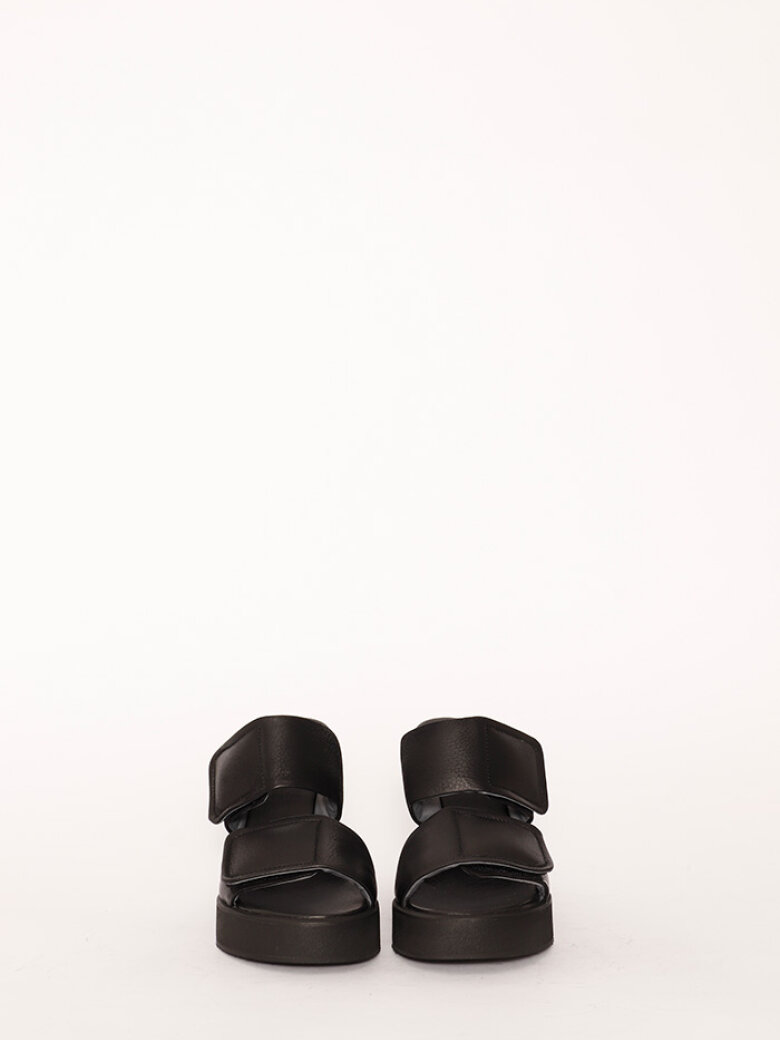 Sort Aarhus - Sort Aarhus sandal with velcro and a feminin heel