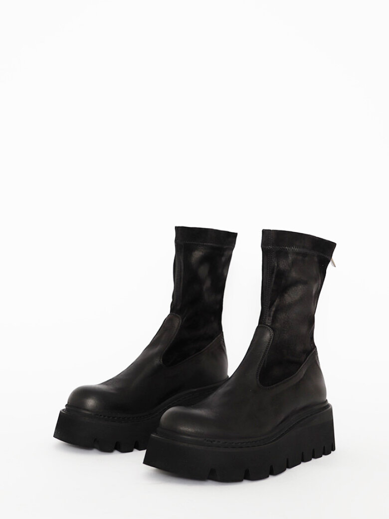 Lofina - Boot with zipper and suede