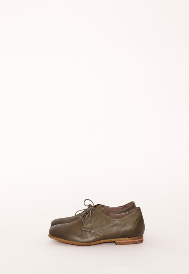 Low shoe with shoelace and a raw rubber sole