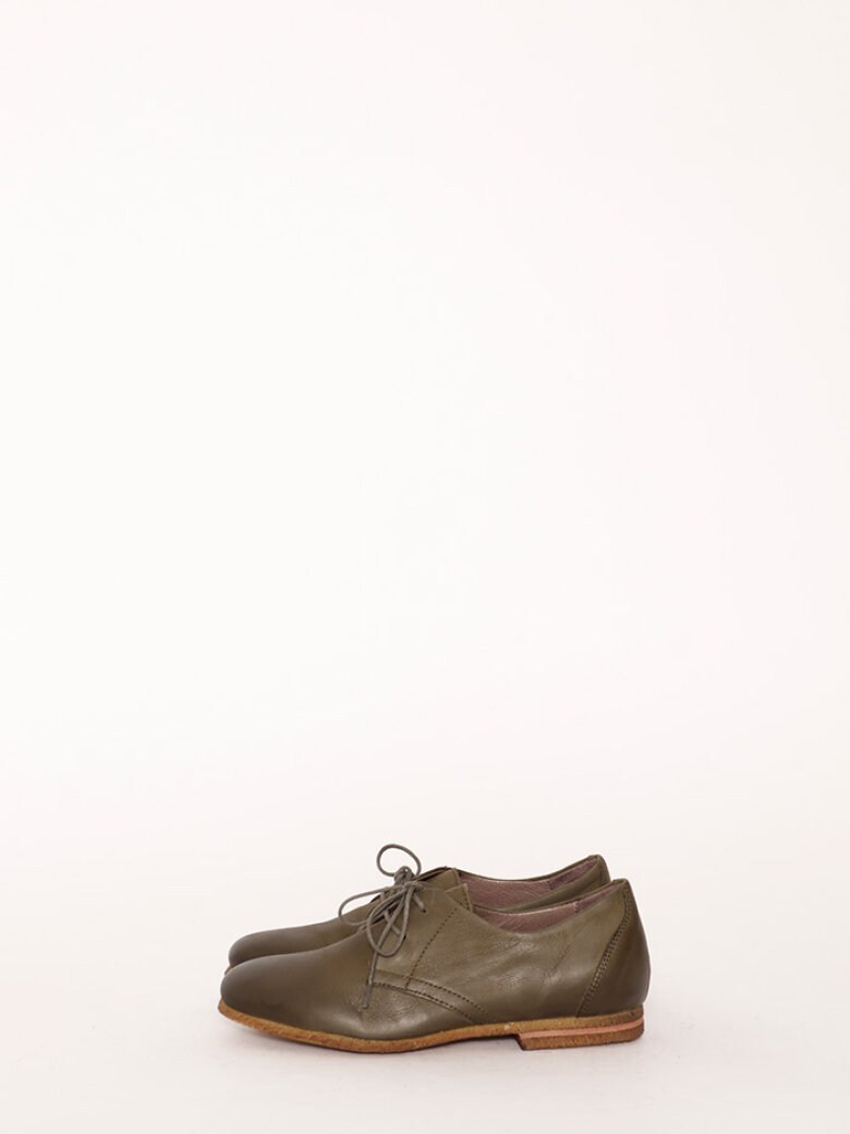 Low shoe with shoelace and a raw rubber sole