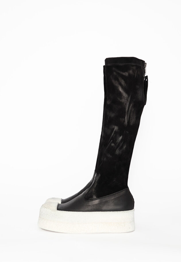 Long boot with zipper and suede strech