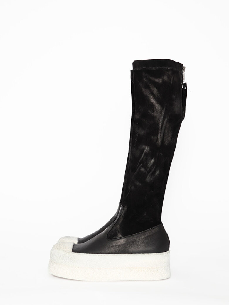 Long boot with zipper and suede strech