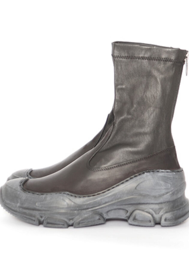 Boot with stretch skin and zipper