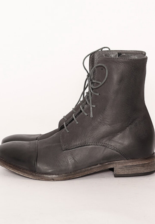 Boot with laces, zipper and a leather sole