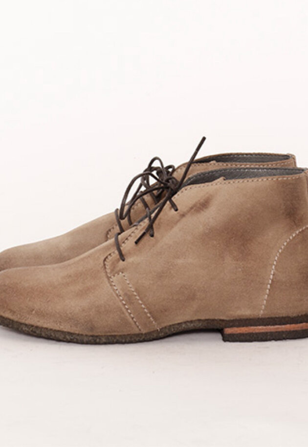 Desert boot with a raw rubber sole