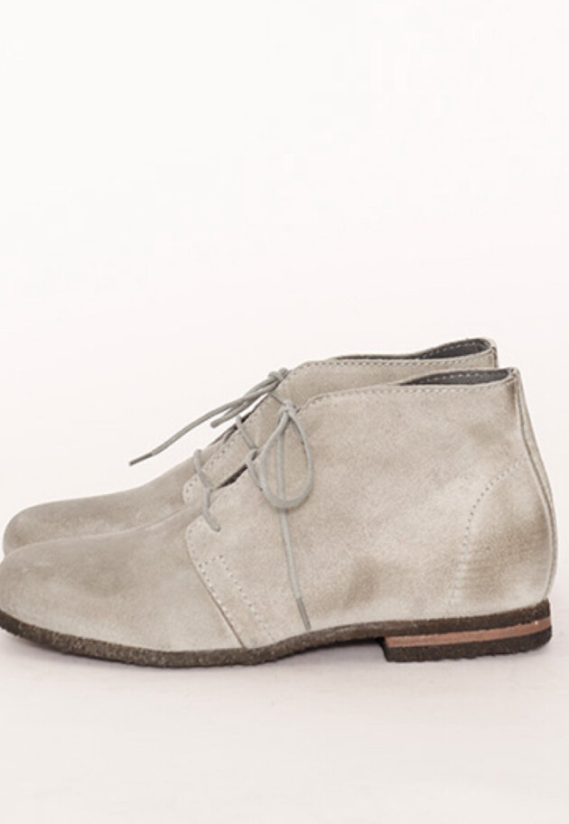 Desert boot with a raw rubber sole