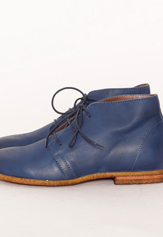 Desert boot with a raw rubber sole