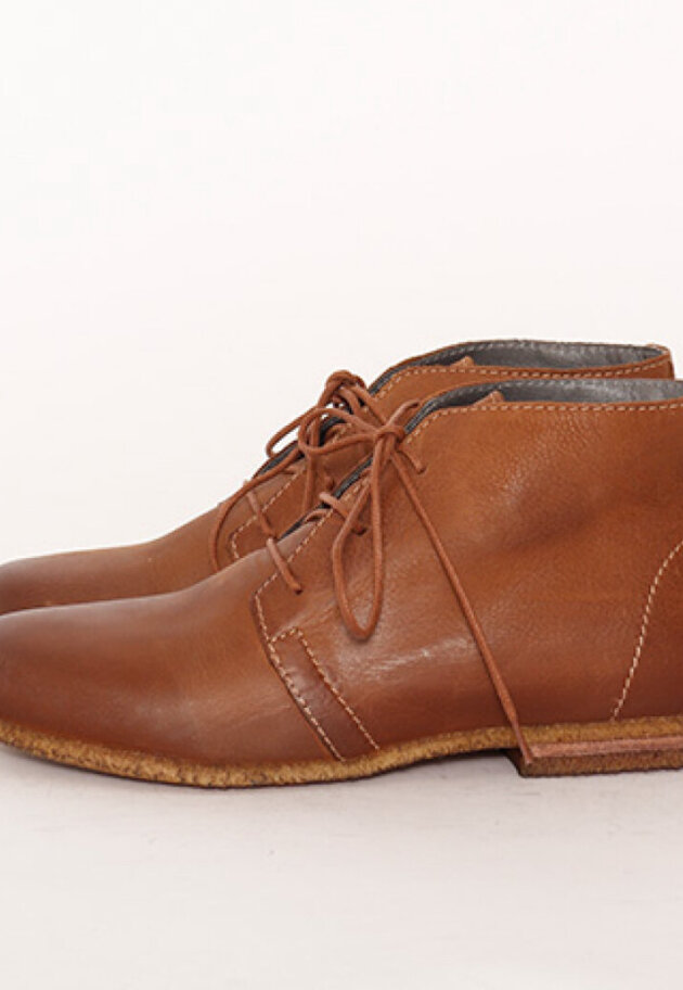 Desert boot with a raw rubber sole