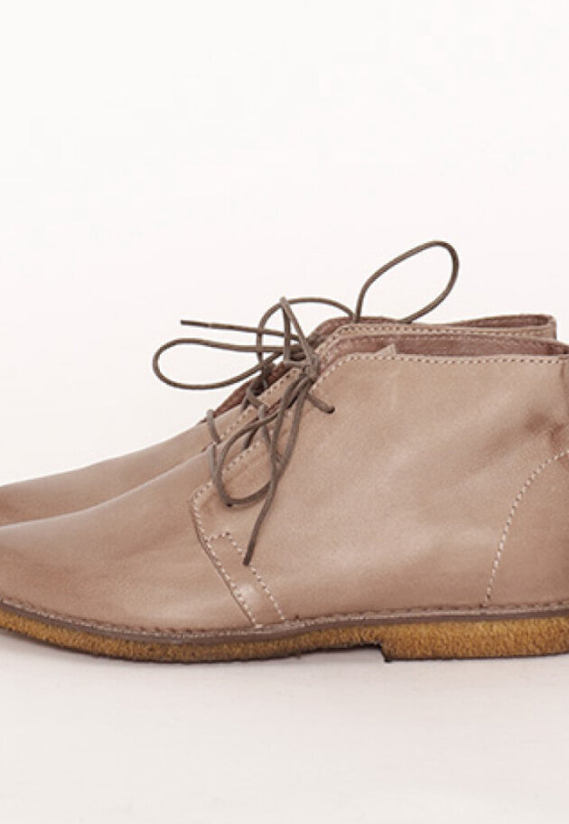 Desert boot with a raw rubber sole