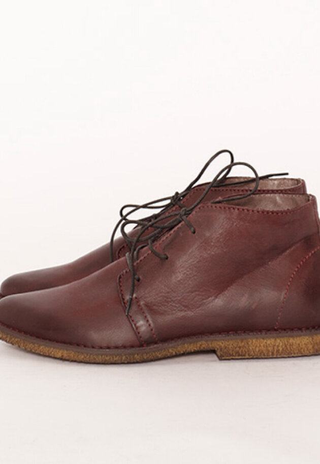 Desert boot with a raw rubber sole