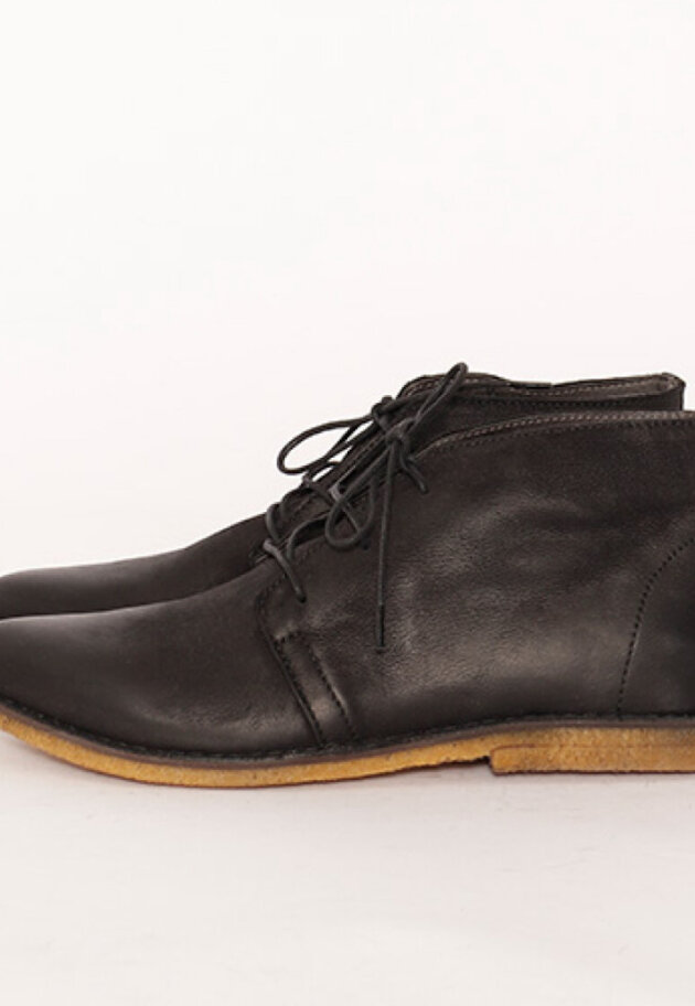 Desert boot with a raw rubber sole