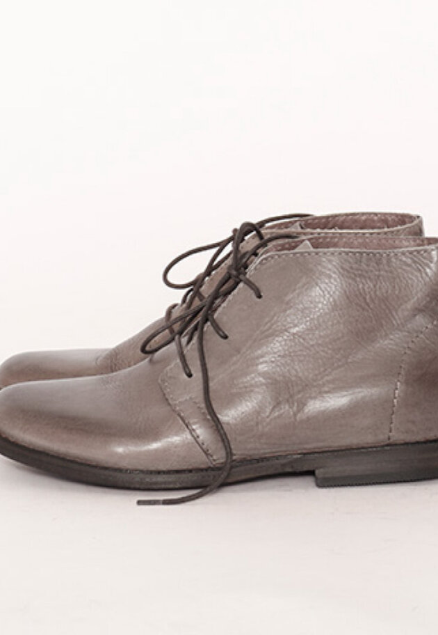 Desert boot with a leather sole