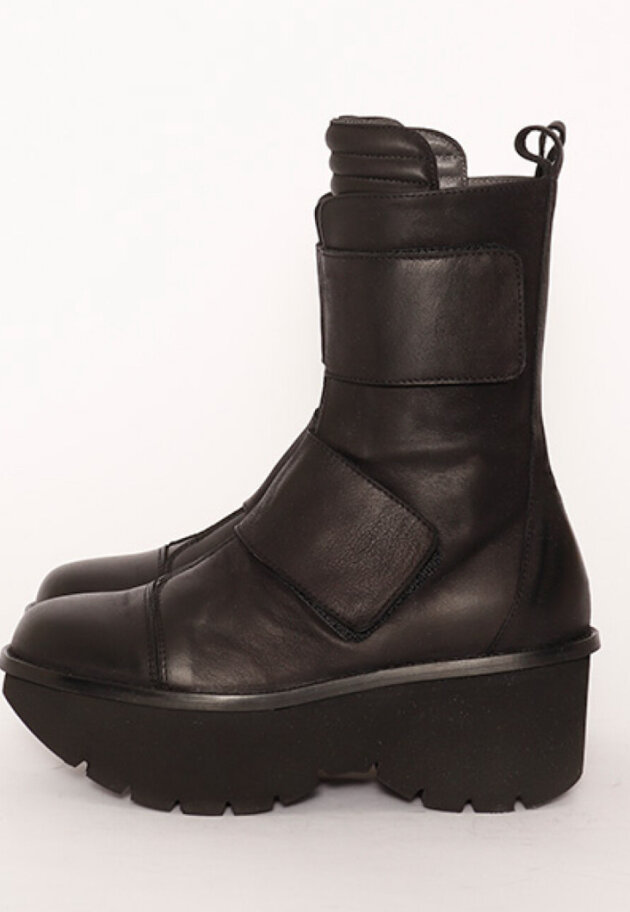 Boot with a micro sole and velcro