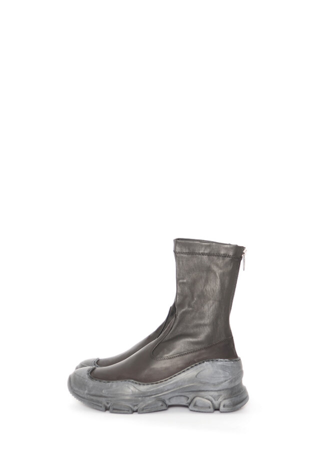 Boot with stretch skin and zipper