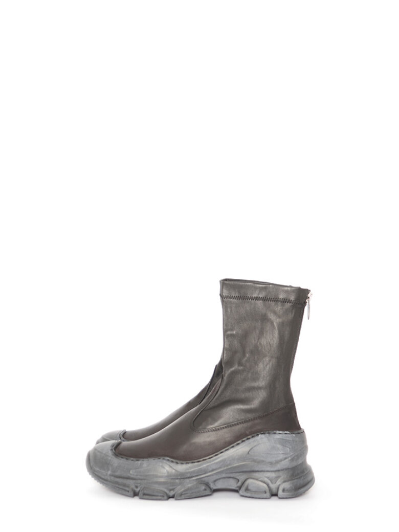 Boot with stretch skin and zipper