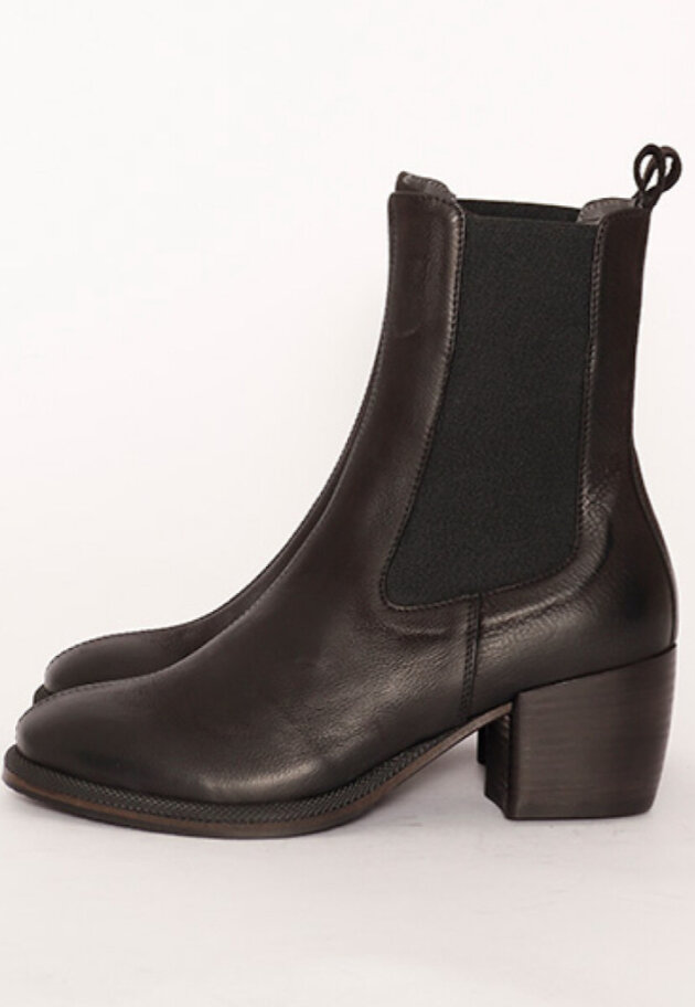 Bootie with a leather sole and elastics