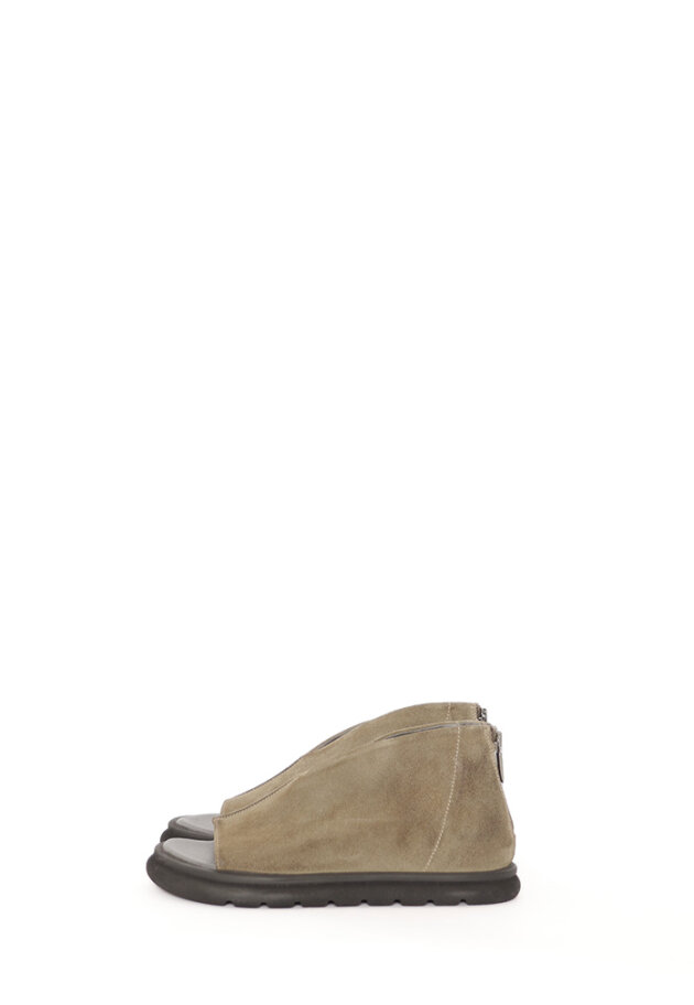 Sandal in suede with a zipper