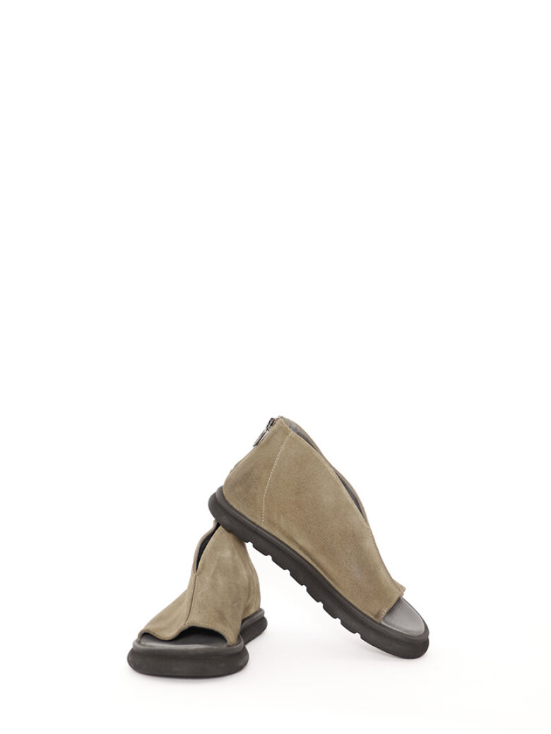 Sandal in suede with a zipper