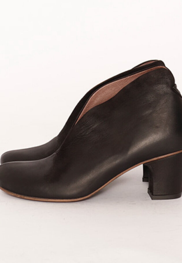 Bootie with heel and a deep cut