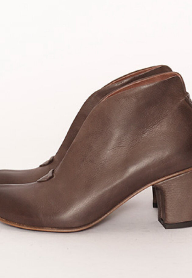 Bootie with heel and a deep cut