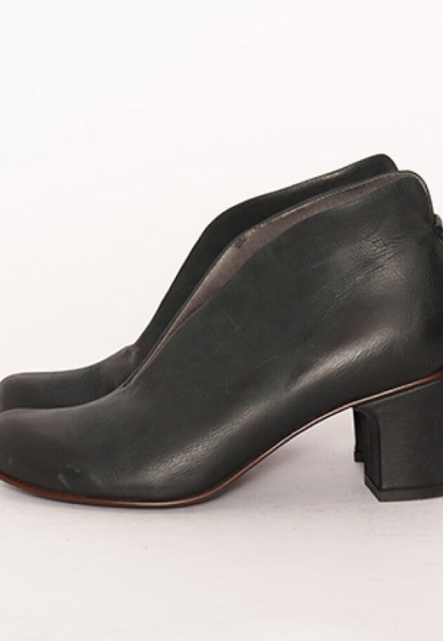 Bootie with heel and a deep cut