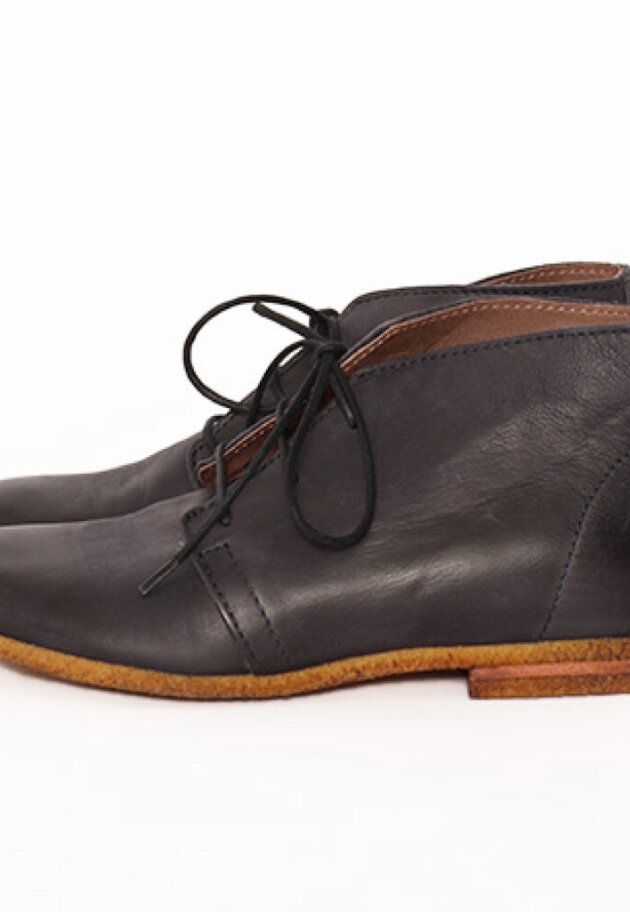 Desert boot with raw rubber sole