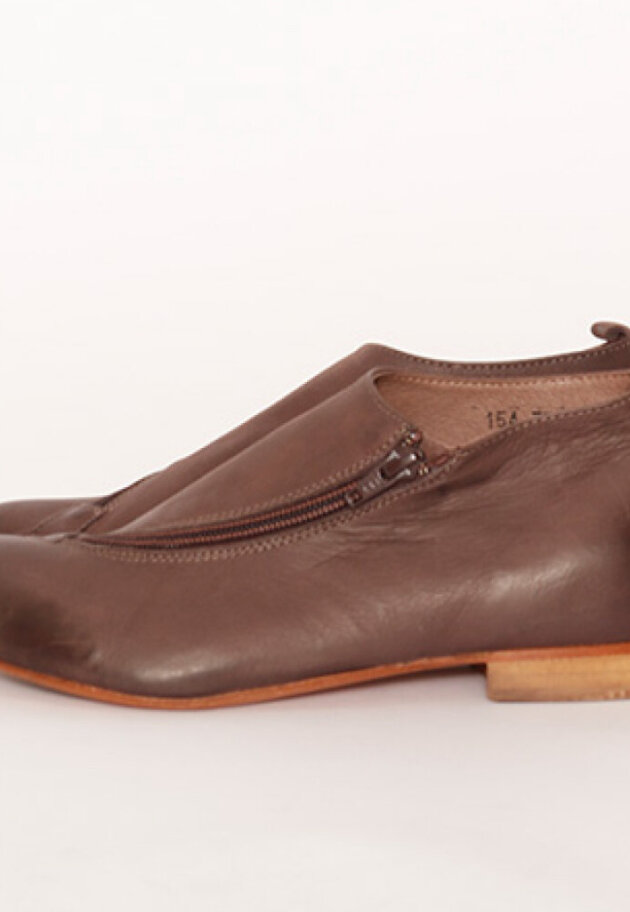 Shoe with a leather sole