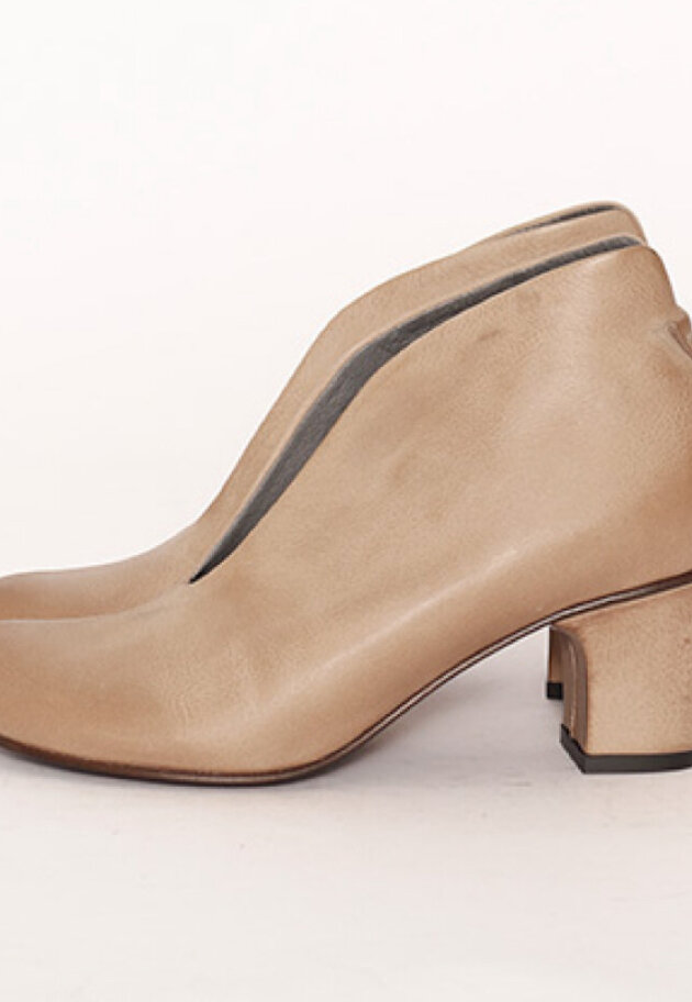 Shoe with heel and a deep cut