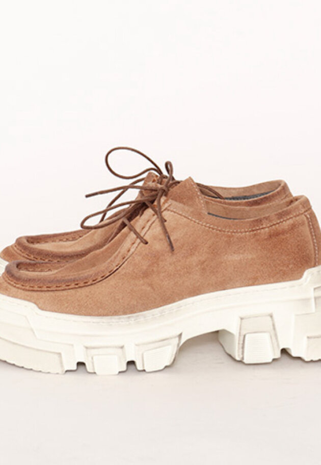 Shoe in suede with a white chunky sole and laces