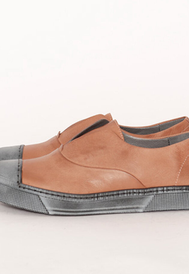 Shoe in suede with rubber sole
