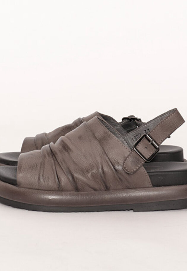 Lofina sandal with a buckle