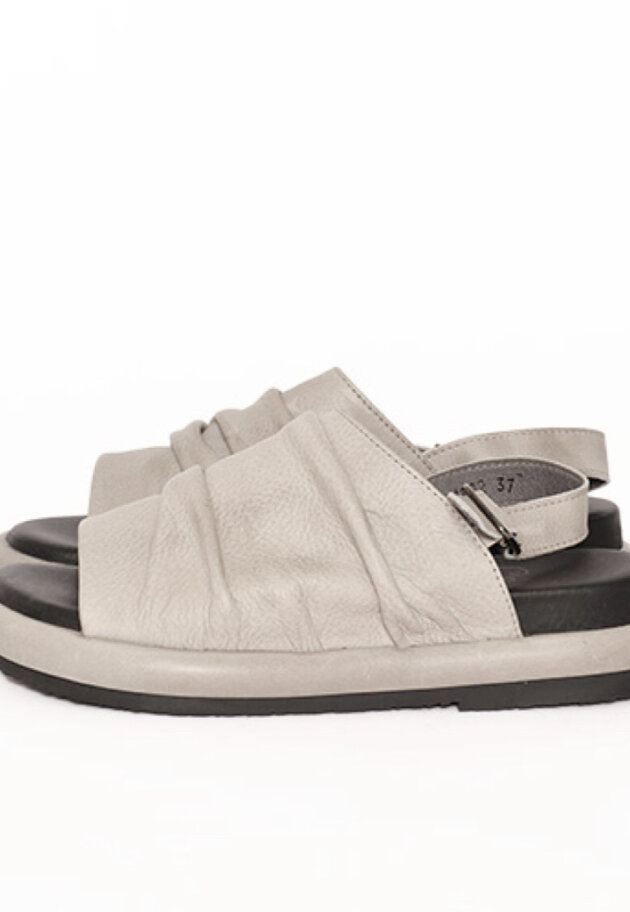 Lofina sandal with a buckle