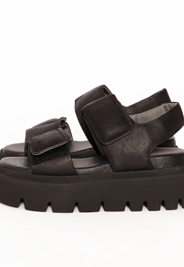 Lofina - Sandal med microsål, velcro og rem