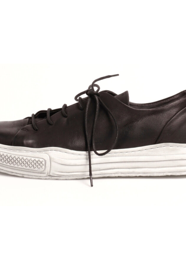 Sneakers with rubber sole and laces