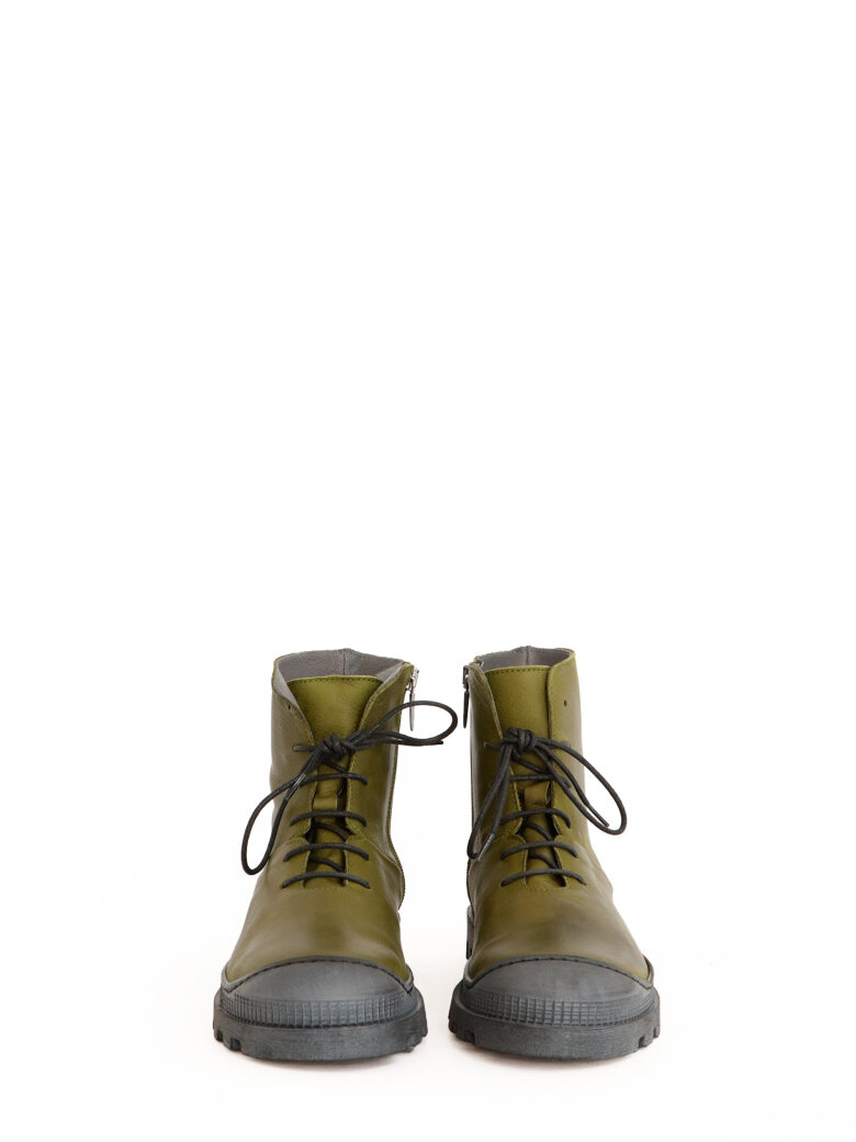 Boot with laces and zipper