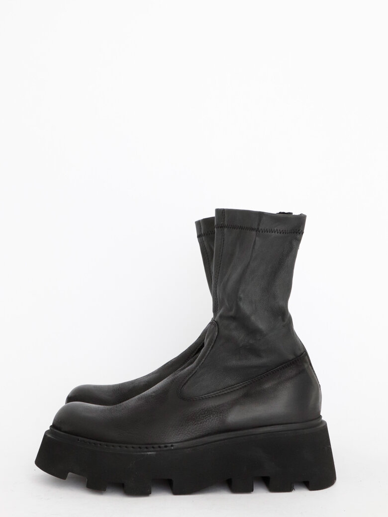 Lofina - Lofina boot with a chunky sole and stretchy leather